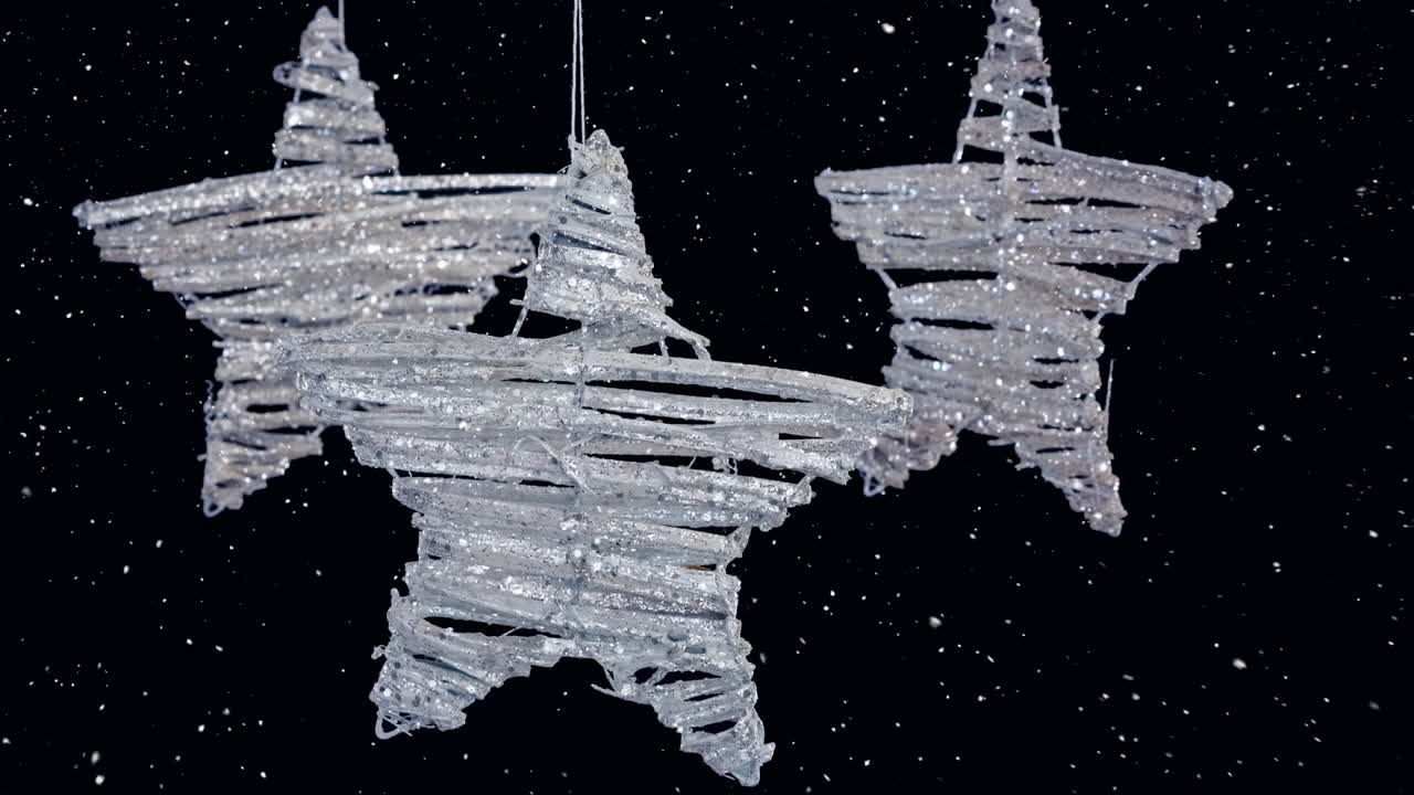 nieve cayendo con decoraciones de estrellas de navidad