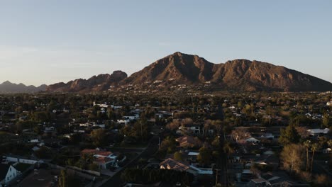 Luftaufnahme,-Die-Bei-Sonnenuntergang-In-Richtung-Camelback-Mountain-In-Arizona-Drängt