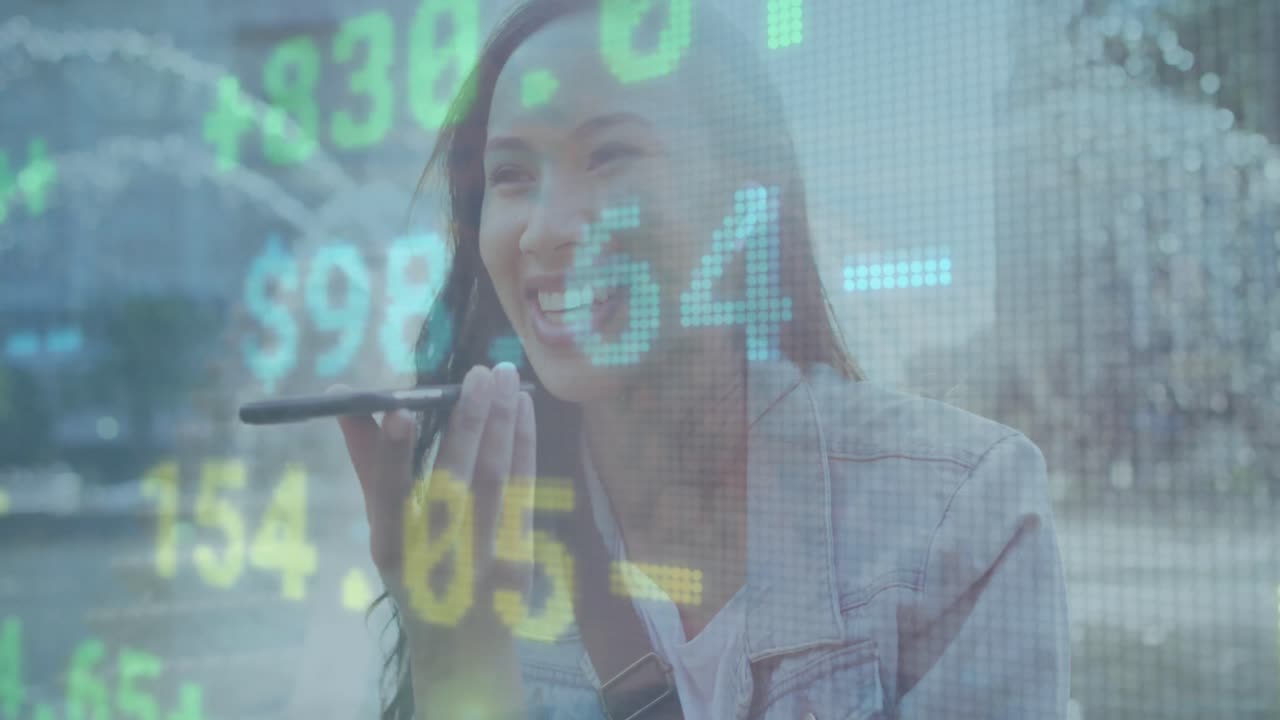 스마트폰을 사용하는 두 인종의 사업가 여성에 대한 금융 데이터 처리 애니메이션