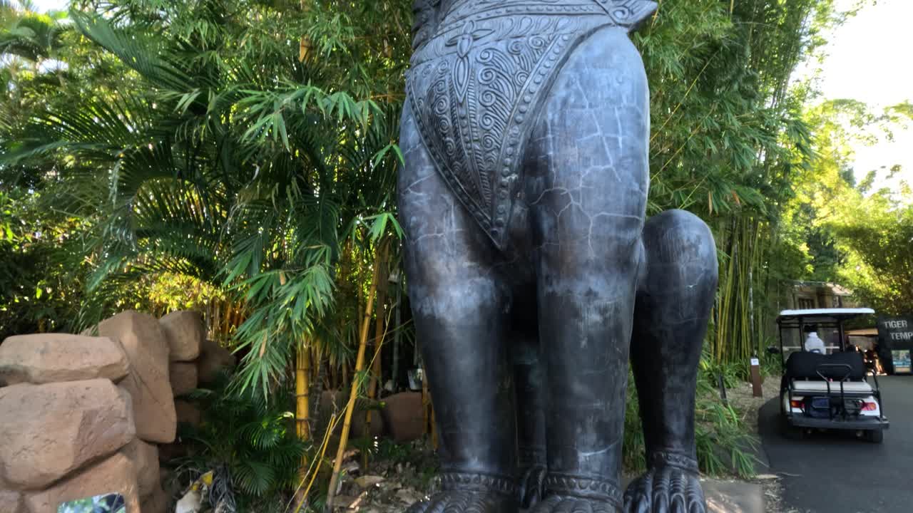 estatua con carrito de golf en el fondo