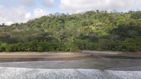 vista aérea de una playa casi vacía en la costa oeste de costa rica durante una tarde soleada