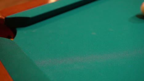 zeitlupen-billard, gelb gestreift, 9 kugeln werden in die ecktasche auf dem billardtisch mit grünem filz und braunen taschen geschossen, indem man die spielkugel verwendet und sich rückwärts dreht oder mit roten, sich drehenden punkten aus nächster nähe zeichnet