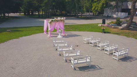 sitio de la boda decorado con chiffon rosa en el parque vista superior