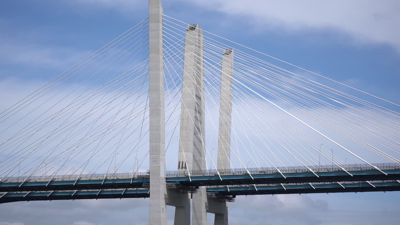 흐르는 강 위에 현수교