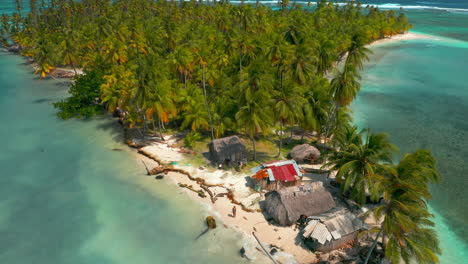 Cabaña-De-Pueblos-Indígenas-En-Una-Isla-Tropical-Con-Cocoteros-En-Las-Islas-De-San-Blas-En-Panamá