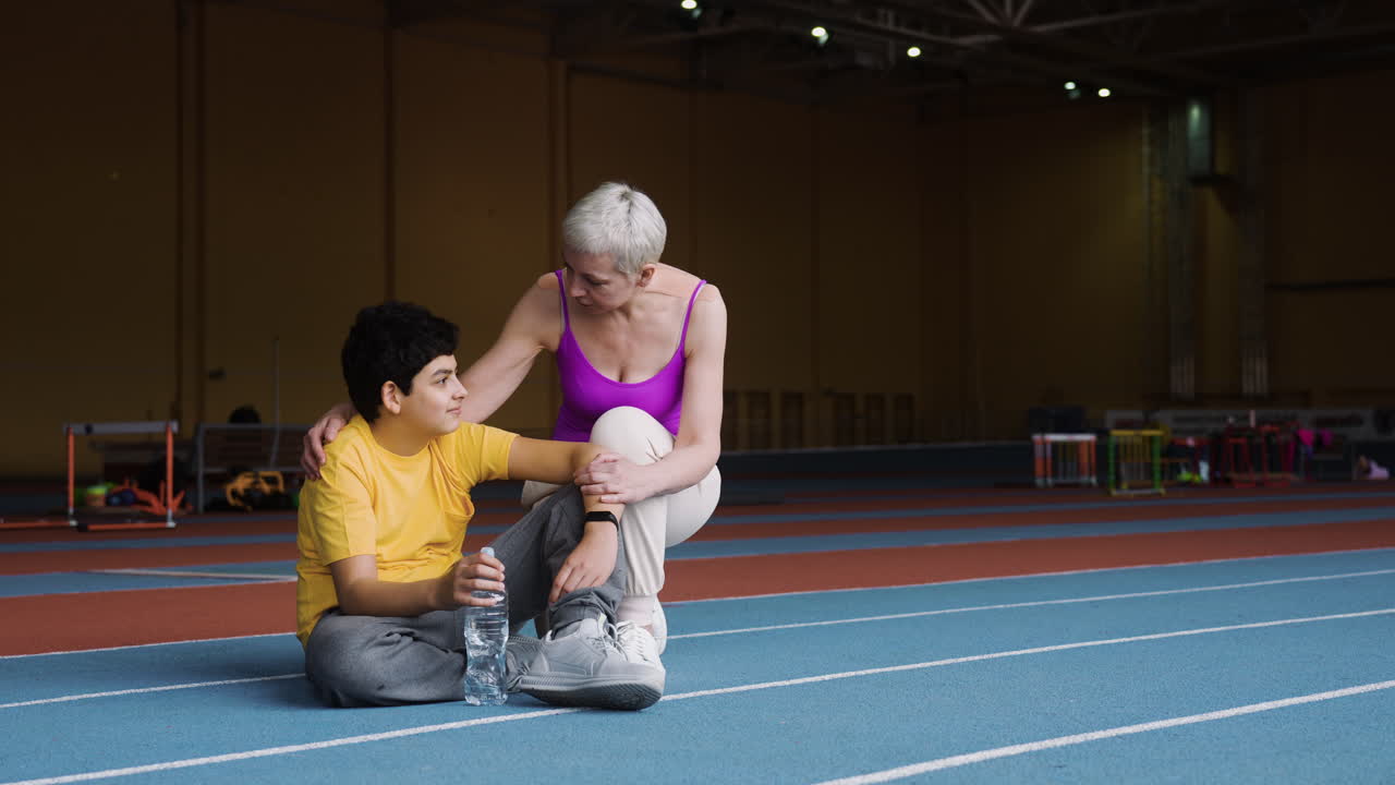 피곤한 소년을 격려하는 고위 여자