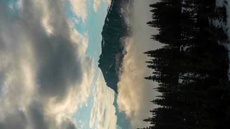 timelapse vertical de 4k de nubes y ondas de niebla sobre los picos de las montañas y el valle del parque nacional de los glaciares, montana, ee.uu.