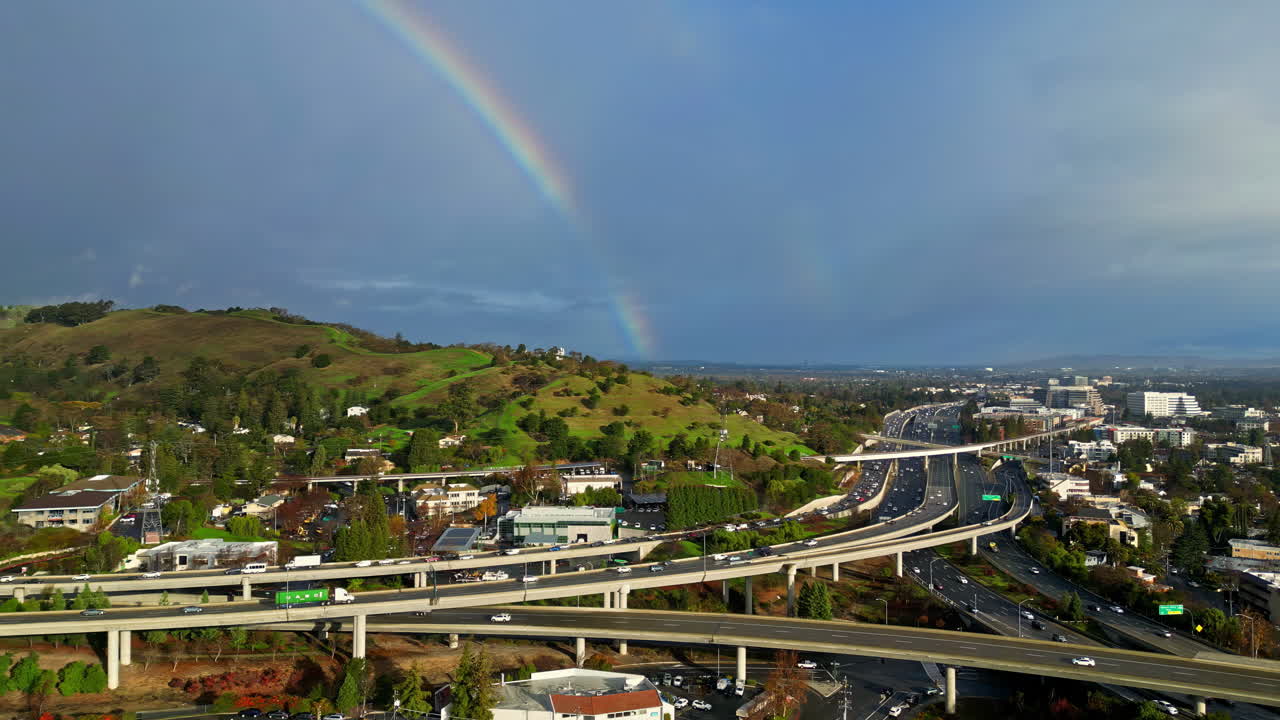 fotografía de alto ángulo sobre un paso elevado de la autopista en la ciudad de walnut creek en el condado de contra costa, california, estados unidos con arco iris visible en el fondo