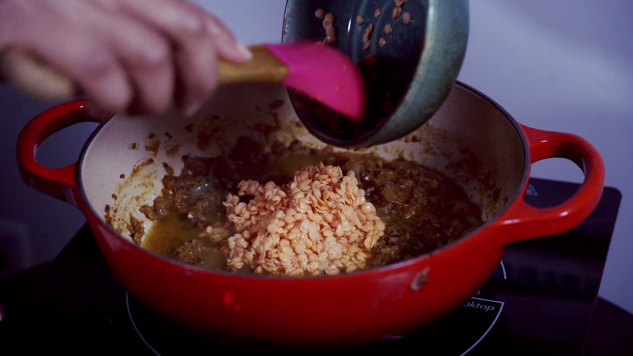 añadir un plato de lentejas a un plato con curry para hacer curry de papaya verde