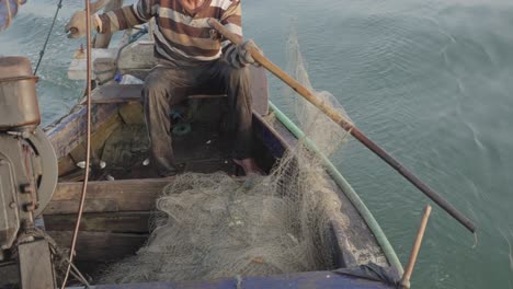 El-Arte-Tradicional-De-La-Captura-De-Los-Pescadores,-Los-Pescadores-Tradicionales-Lanzan-Redes-Desde-Sus-Barcos-Tradicionales-Al-Vasto-Océano.