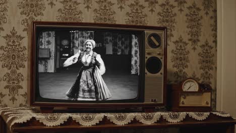 televisión antigua que muestra un espectáculo de danza
