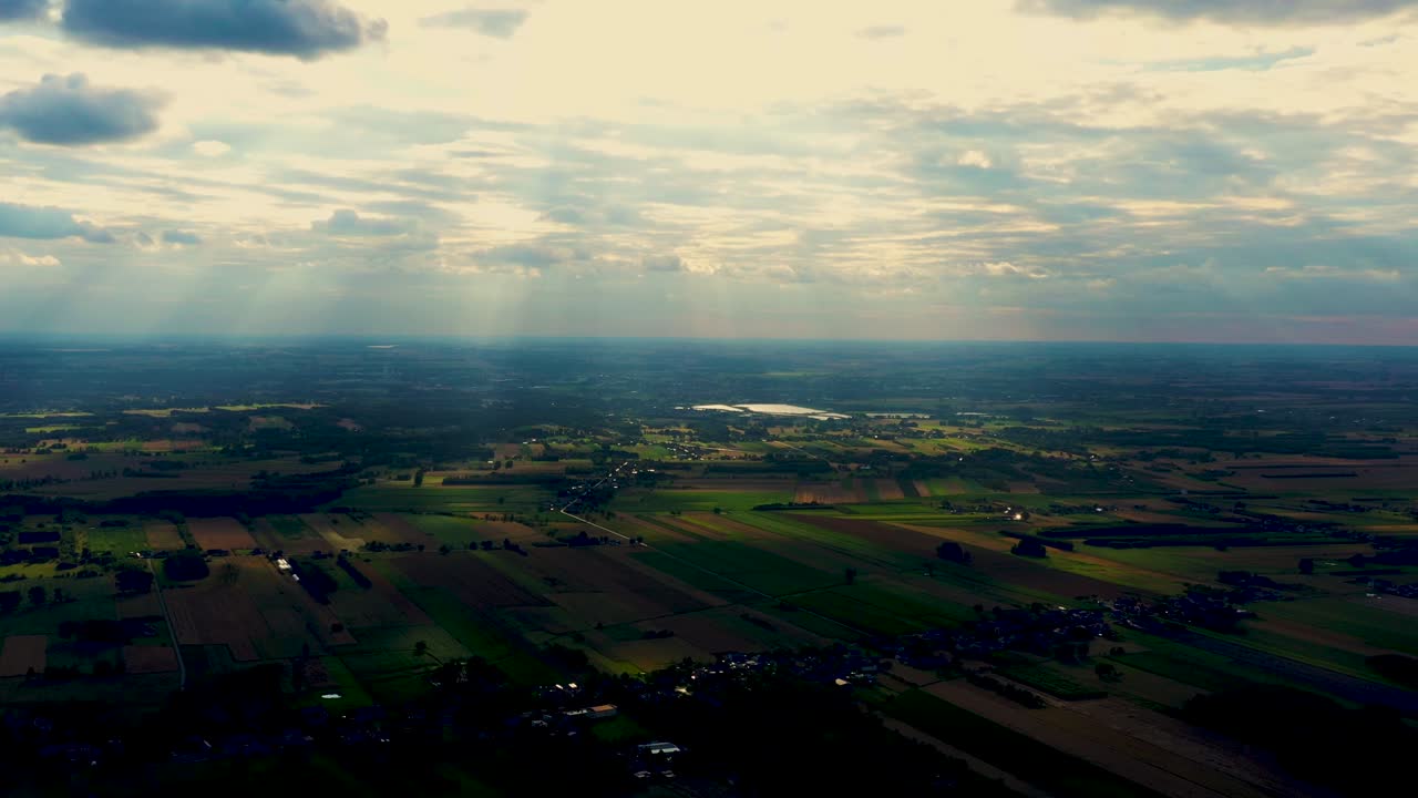 노란색과 초록색으로 다양한 작물의 농업 파일의 추상적인 기하학적 모양.