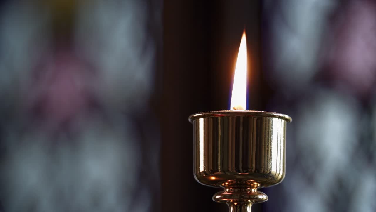 Il lume di candela illumina un calice dorato