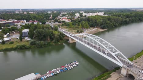 el tráfico cruza el río tisza en el puente belvárosi, szeged, hungría