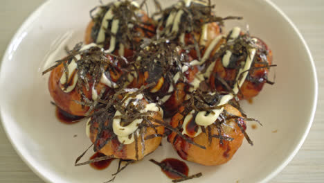 albóndigas de bola takoyaki o bolas de pulpo - estilo de comida japonesa