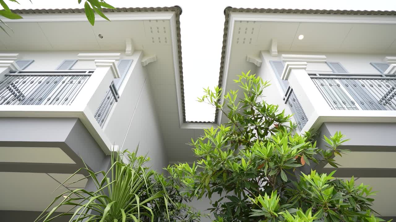 diseño exterior de casa moderno blanco y gris asiático