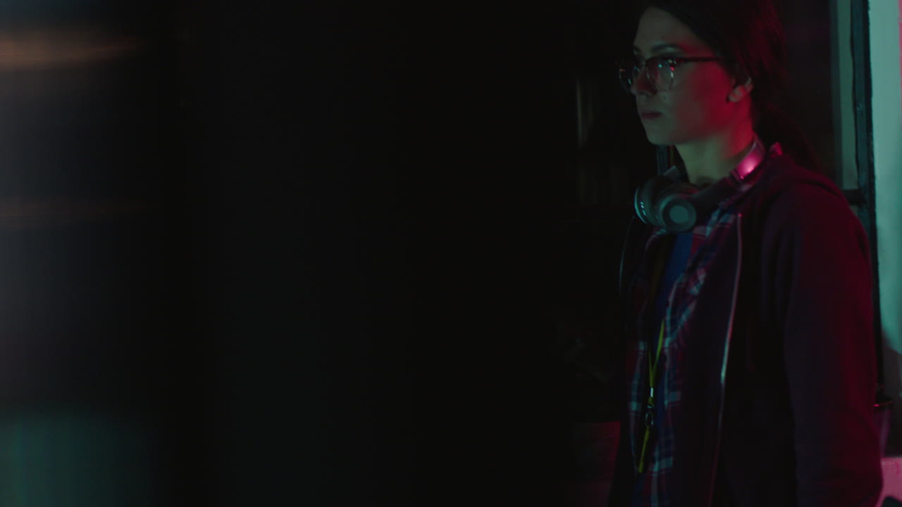 joven mujer de negocios caucásica que trabaja hasta tarde usando un teléfono inteligente chateando conversación de llamada telefónica discutiendo la fecha límite empresaria que habla por teléfono celular en la oficina por la noche