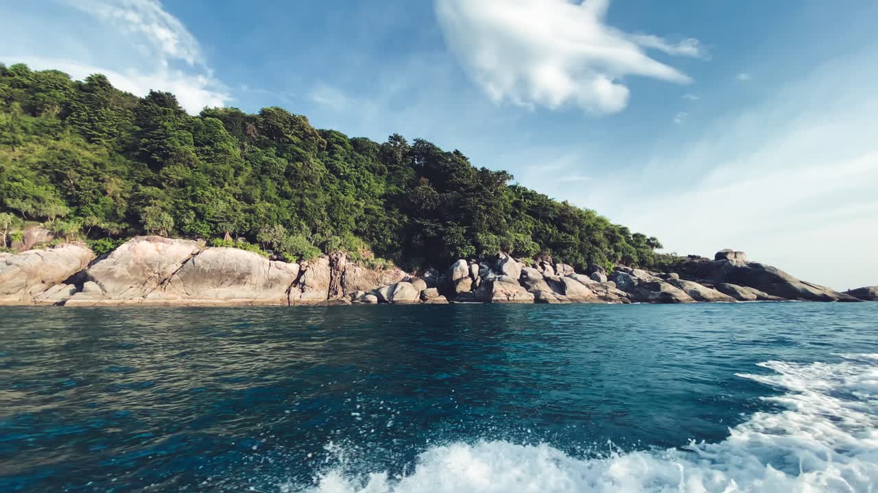 쾌속정으로 만든 아름다운 우아한 물이 느린 동작으로 깨어나고, 아시아의 멋진 위치를 뒤로 떨어뜨립니다.