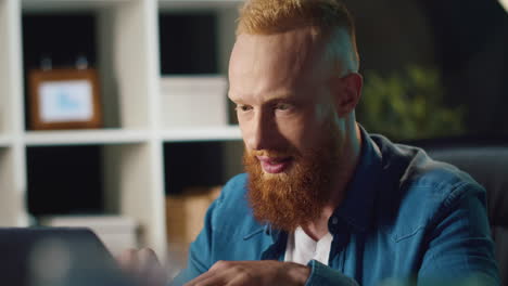 hombre hipster navegando por la computadora en el trabajo