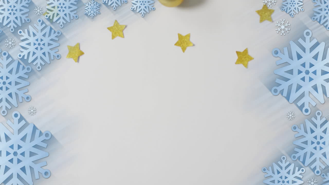Animación de decoraciones navideñas con espacio para texto sobre copos de nieve en un fondo blanco