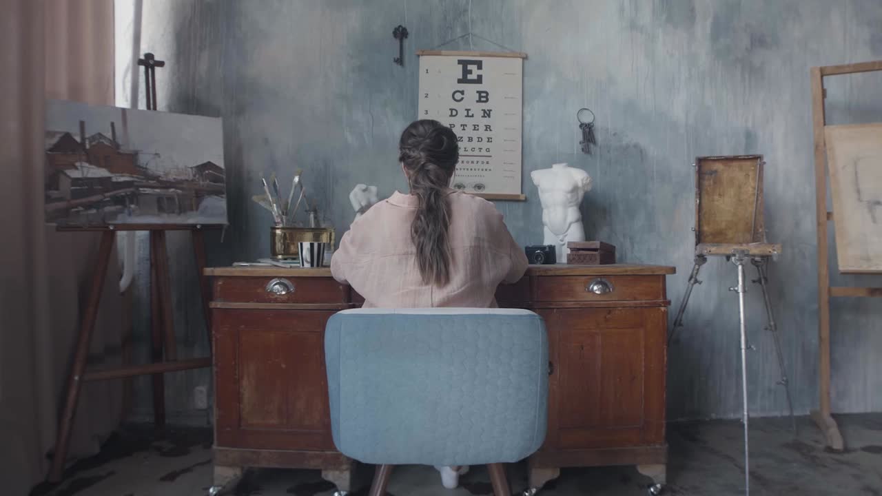 미술 스튜디오에서 일하는 여자