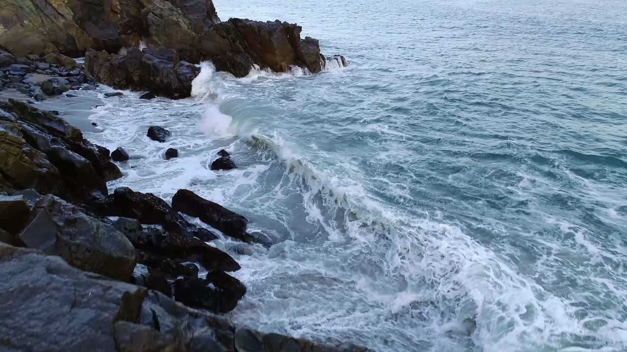 olas del océano rompiendo en las rocas del acantilado
