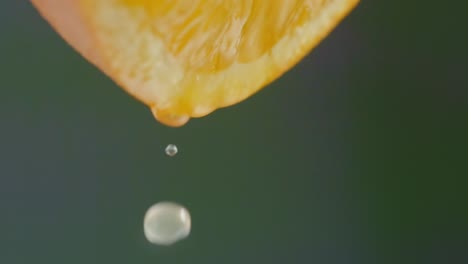 Juice-Drips-From-Sliced-Orange