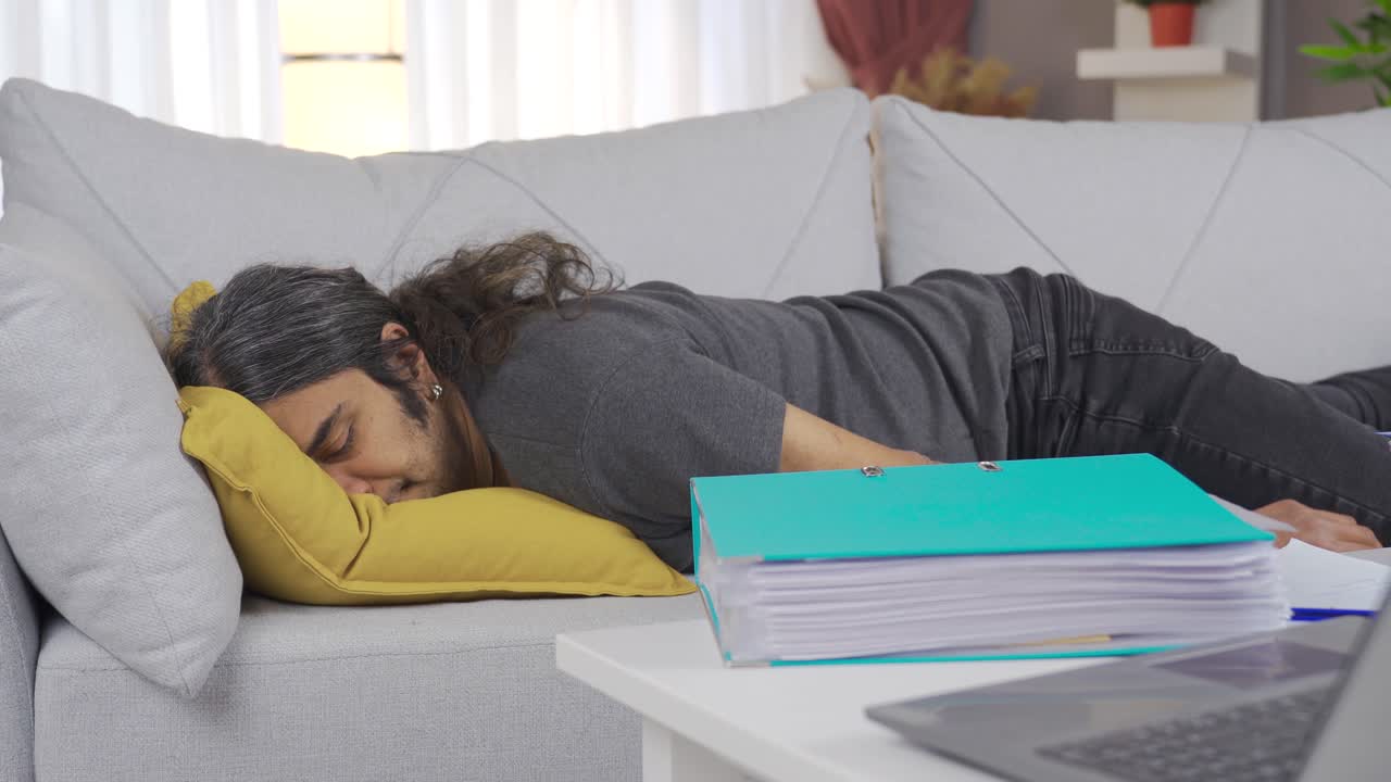 지친 남자가 소파에 몸을 던졌다.