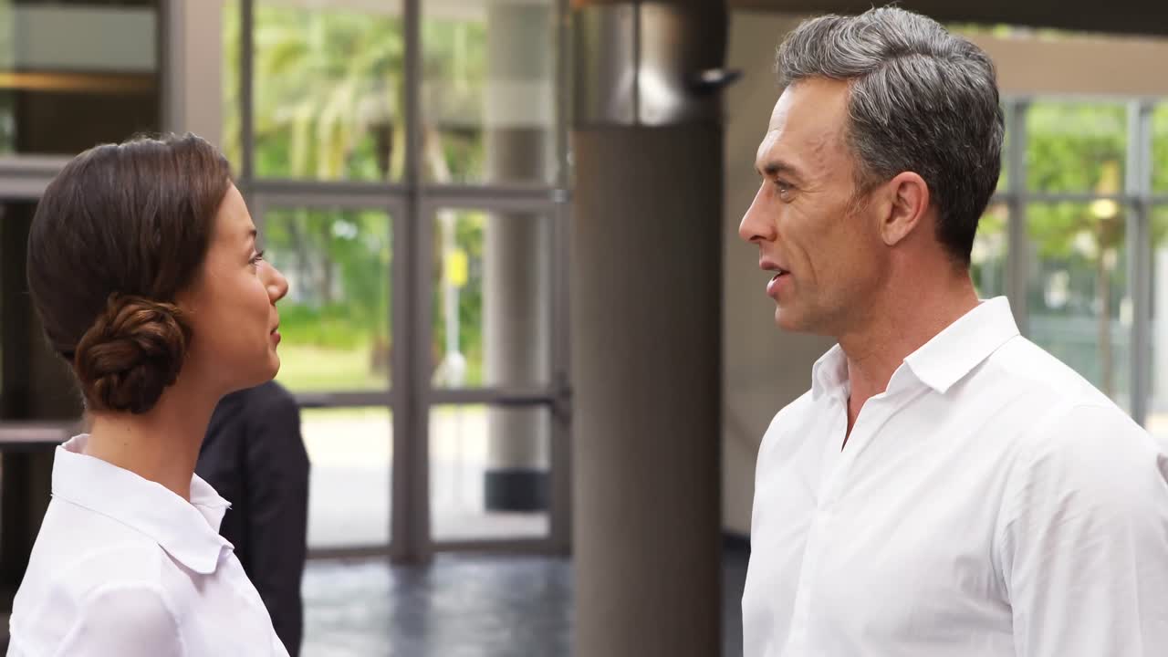 executivos apertando as mãos enquanto interagem