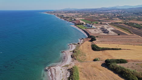 paisaje costero con playa y campos agrícolas bajo un cielo despejado