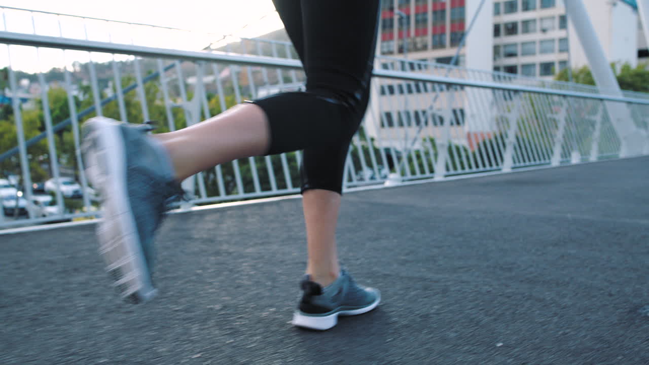 mujer corriendo en un puente