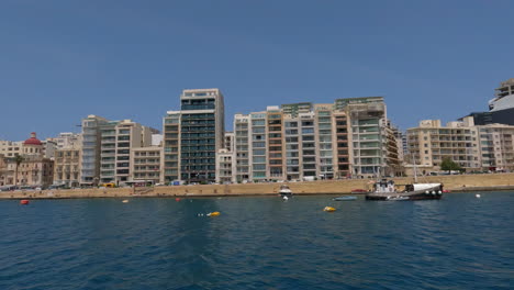 del muelle de valletta malta desde el mar mediterráneo con el horizonte de la ciudad y los barcos