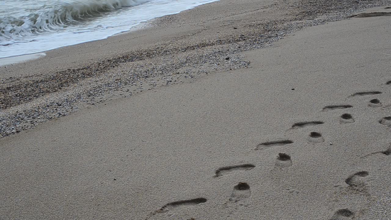 Spor av personen på en strand. Turistens spor.
