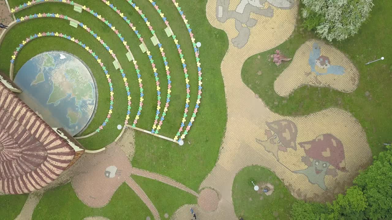 парк перед пещерой леденика, враца, болгария