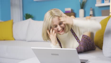 Joven-Rubia-Mirando-La-Computadora-Portátil-Y-Regocijándose.