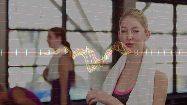 Donna sorridente in palestra con animazione di dati fitness su di lei