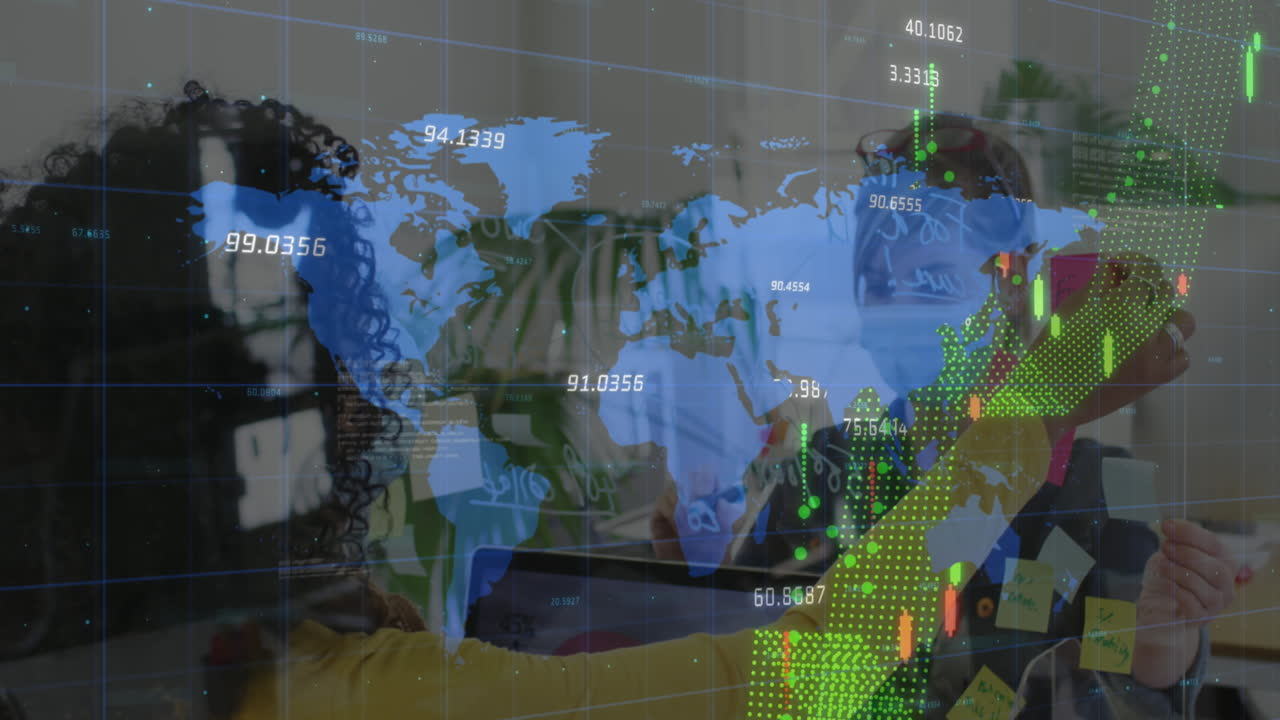 animación del procesamiento de datos financieros sobre personas de negocios con máscaras faciales en la oficina.