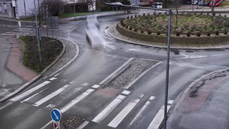 Zeitrafferaufnahmen-Des-Autoverkehrs-In-Einem-Kreisverkehr-In-Jablonec-Nad-Nisou,-Tschechische-Republik