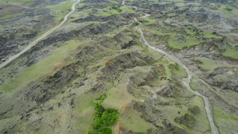 Die-Drohne-Dringt-Tiefer-In-Das-Herz-Der-Wüste-Vor,-Wo-Zerklüftete-Canyons-Und-Gewundene,-Trockene-Flussbetten-Ihren-Weg-Durch-Die-Landschaft-Bahnen.