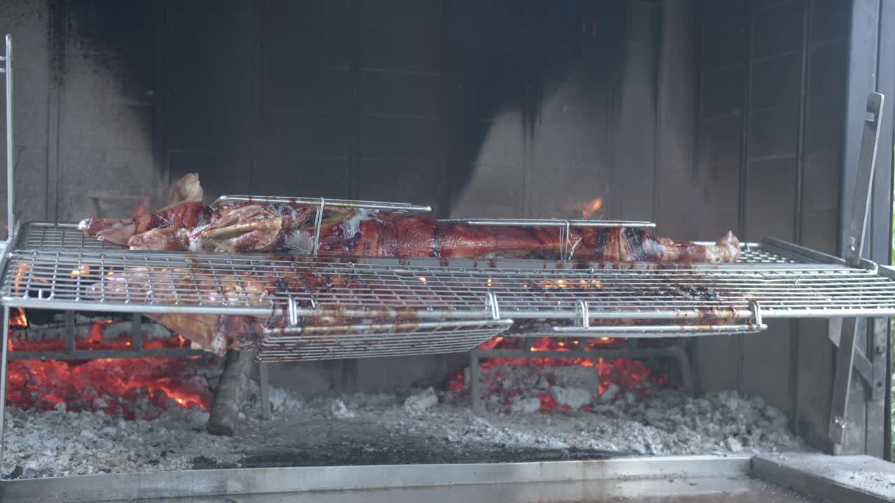 은 돼지 전체를 뜨거운 석탄 위에 돌려서 요리합니다.