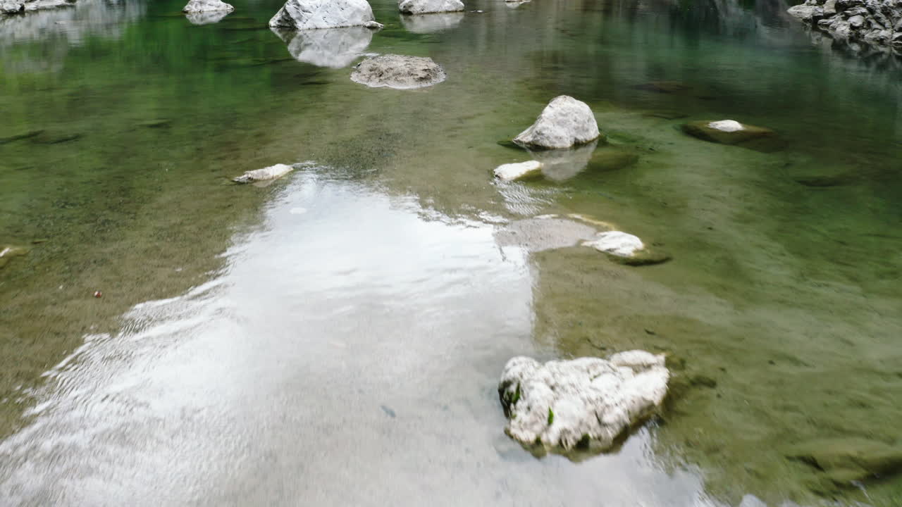 도미니카 공화국 차르코스 델 니자오의 맑은 물을 통한 거울 반사