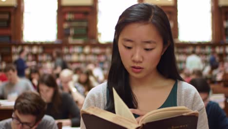estudiante leyendo en una biblioteca