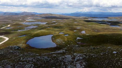 sombra de nubes sobre pequeños lagos en lagunas de alto peru en cajamarca