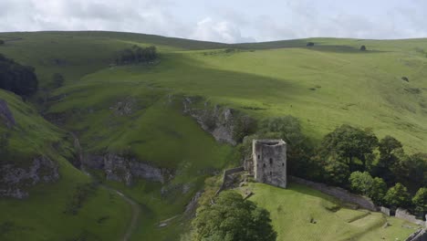 Drohnenschuss-Umkreist-Peveril-Castle-02