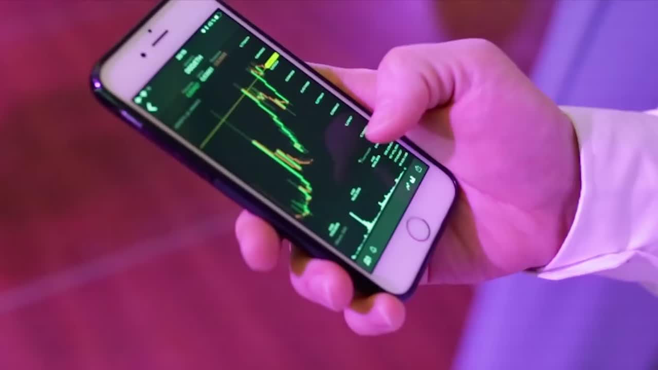 persona que mira el gráfico del mercado de valores en un teléfono móvil