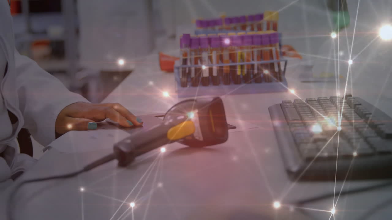 animación de procesamiento de datos sobre equipos de laboratorio y científico analizando conexiones de red