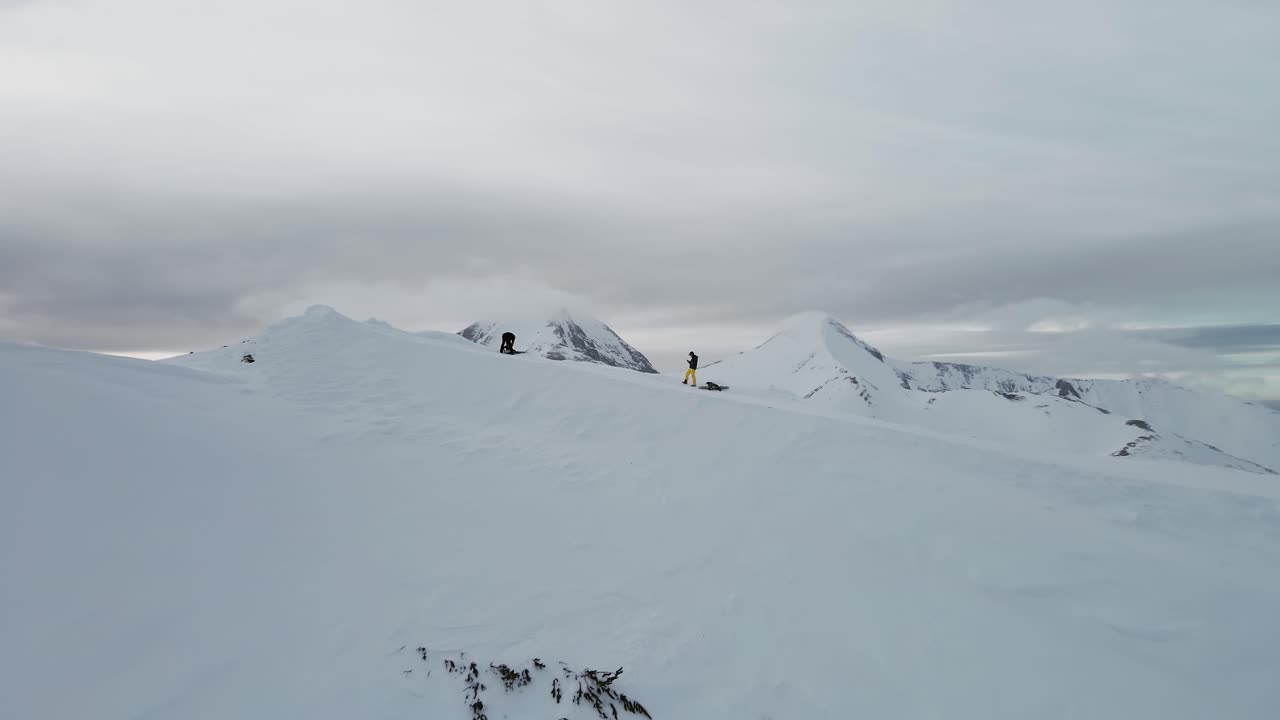 불가리아의 아름다운 피린 산맥을 드러내며 사람들을 지나치는 비행 슬로모션 드론 샷