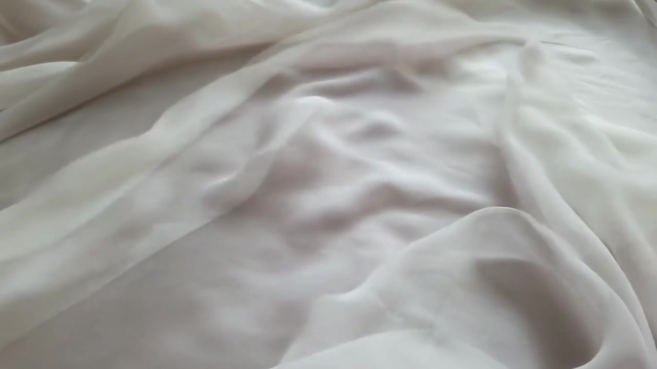 Movimento delicato di tessuto bianco velato