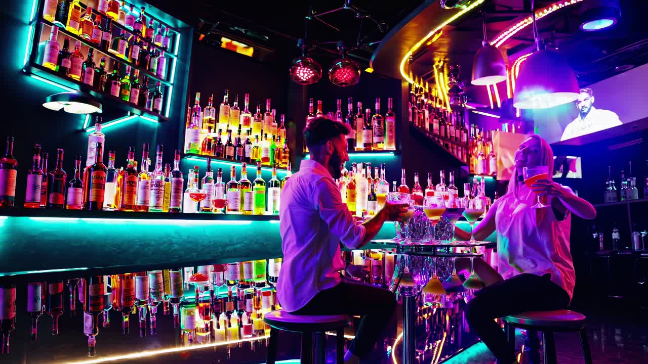 una pareja celebrando en un bar de moda.