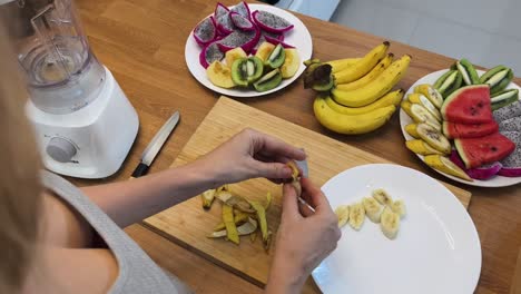 preparing a fruit smoothie